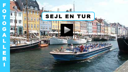 Netto-Båd ankommer til Nyhavn fra en canal-tour